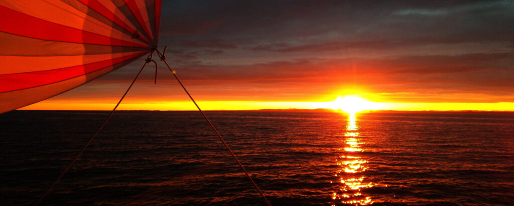 Mit einem Bootsführerschein erleben Sie unvergessliche Sonnenuntergänge auf dem Meer